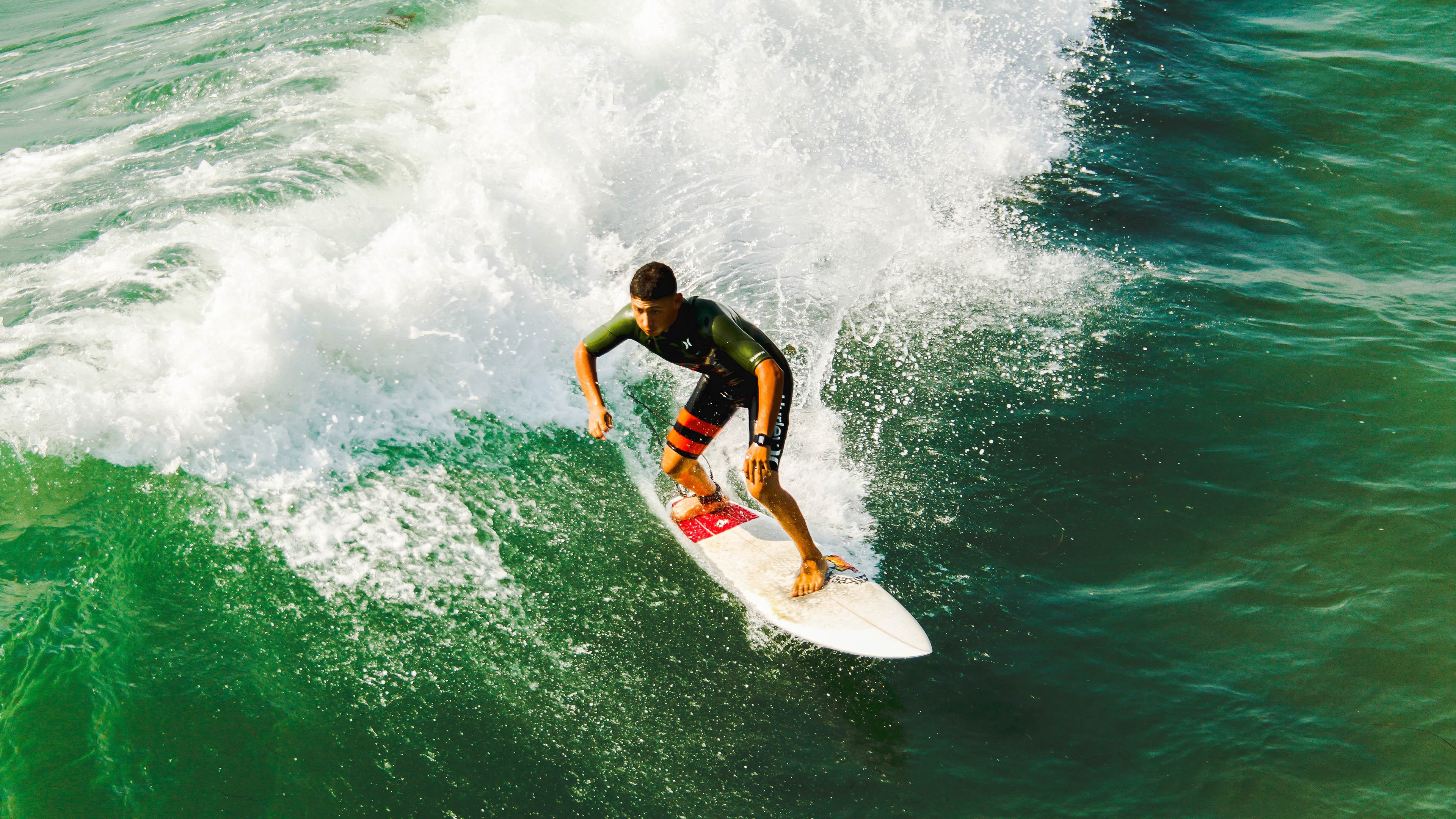 “茶园坡地登高赛” 茶农与游客一起登高望远